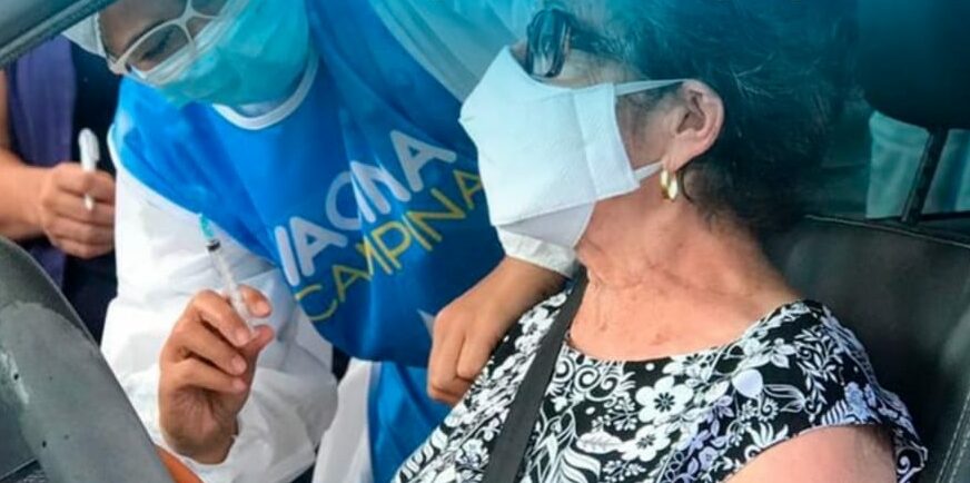 Secretaria de Saúde inicia vacinação de idosos de 70 a 74 anos com drive-thru, neste sábado