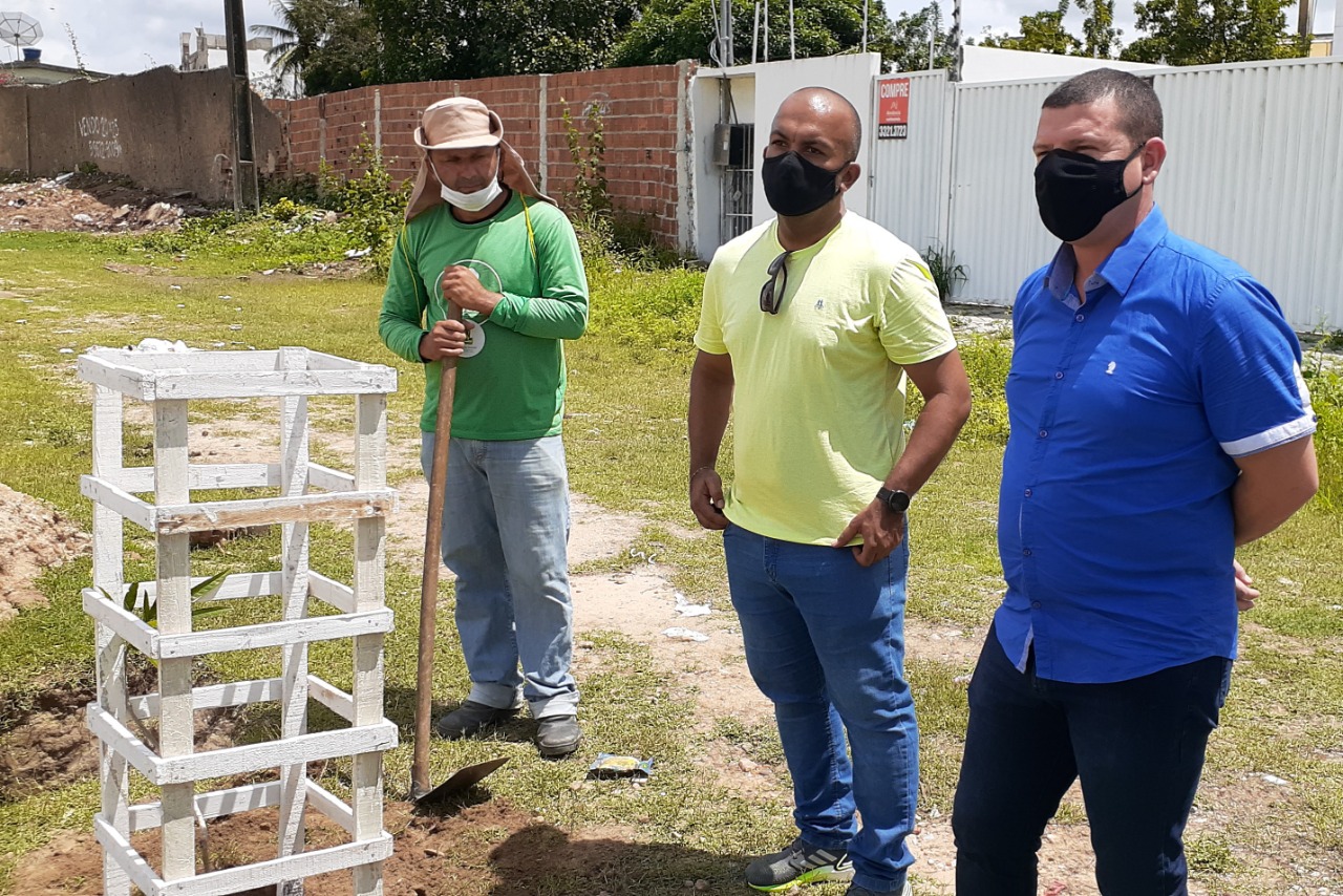 Prefeitura inicia plantio de árvores nos campos de pelada da cidade