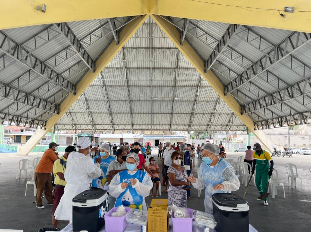 Campanha Dose de Solidariedade arrecada alimentos e agasalhos para pessoas carentes, em locais de vacinação