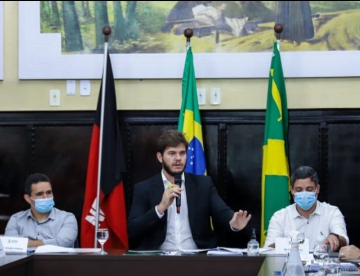 Bruno reúne conselhos e entidades e anuncia cadastramento geral dos profissionais de Saúde, de Campina Grande, para vacinação