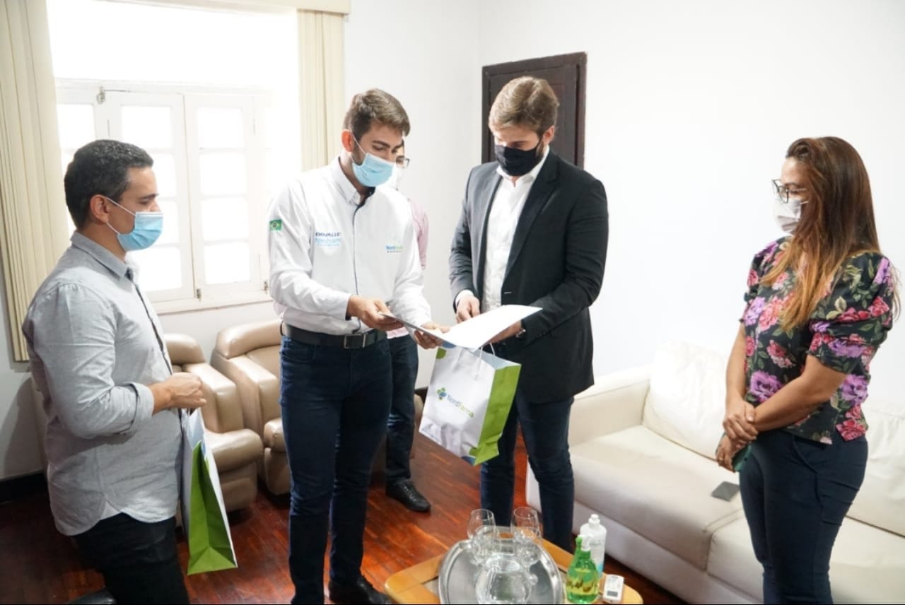 Bruno recebe doação de empresa farmacêutica de polivitamínicos para profissionais de saúde do Município de Campina Grande