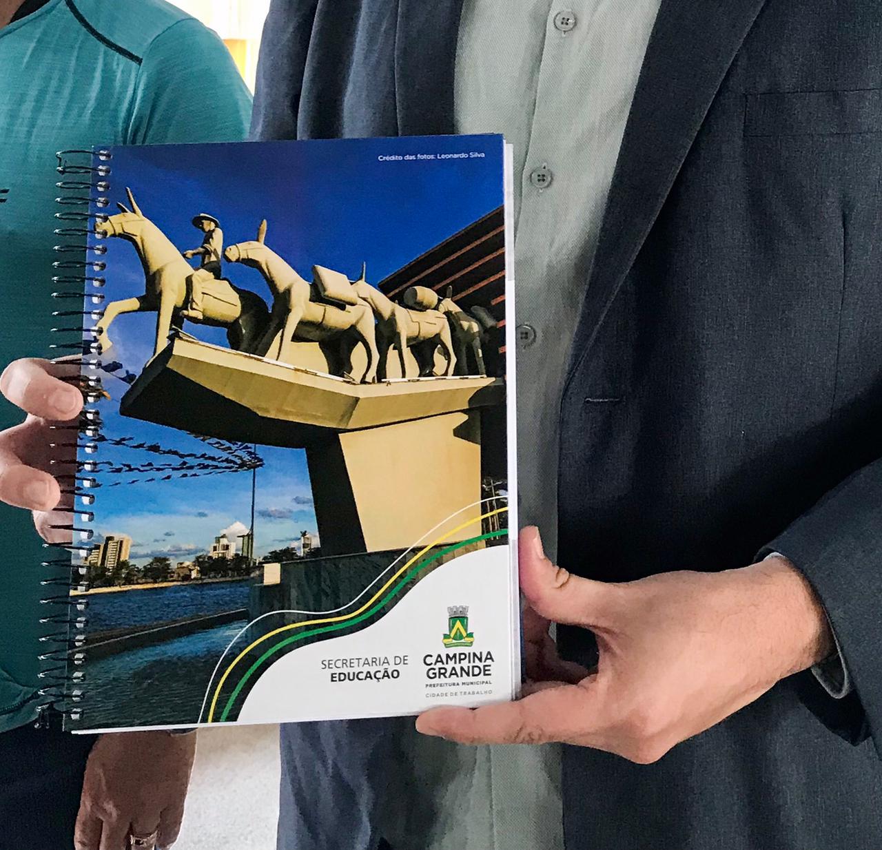 Prefeitura de Campina Grande inicia entrega do material escolar para alunos da rede municipal de ensino