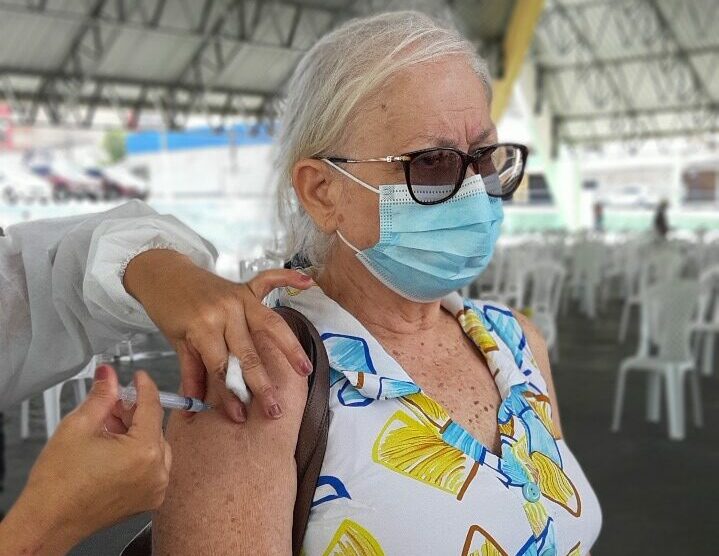 Secretaria de Saúde dá continuidade à aplicação da 1a dose da vacina para idosos a partir de 65 anos, nesta segunda-feira