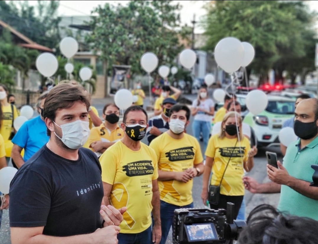 Em ação do Maio Amarelo, prefeito Bruno e colaboradores da STTP prestam homenagem a profissionais da saúde e pacientes do Pedro I