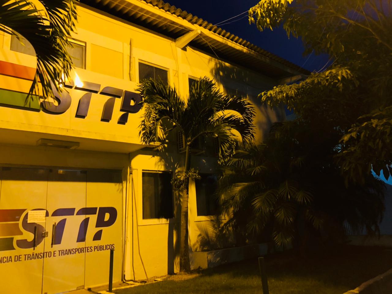 Prédios da administração municipal são iluminados em alusão ao Maio Amarelo