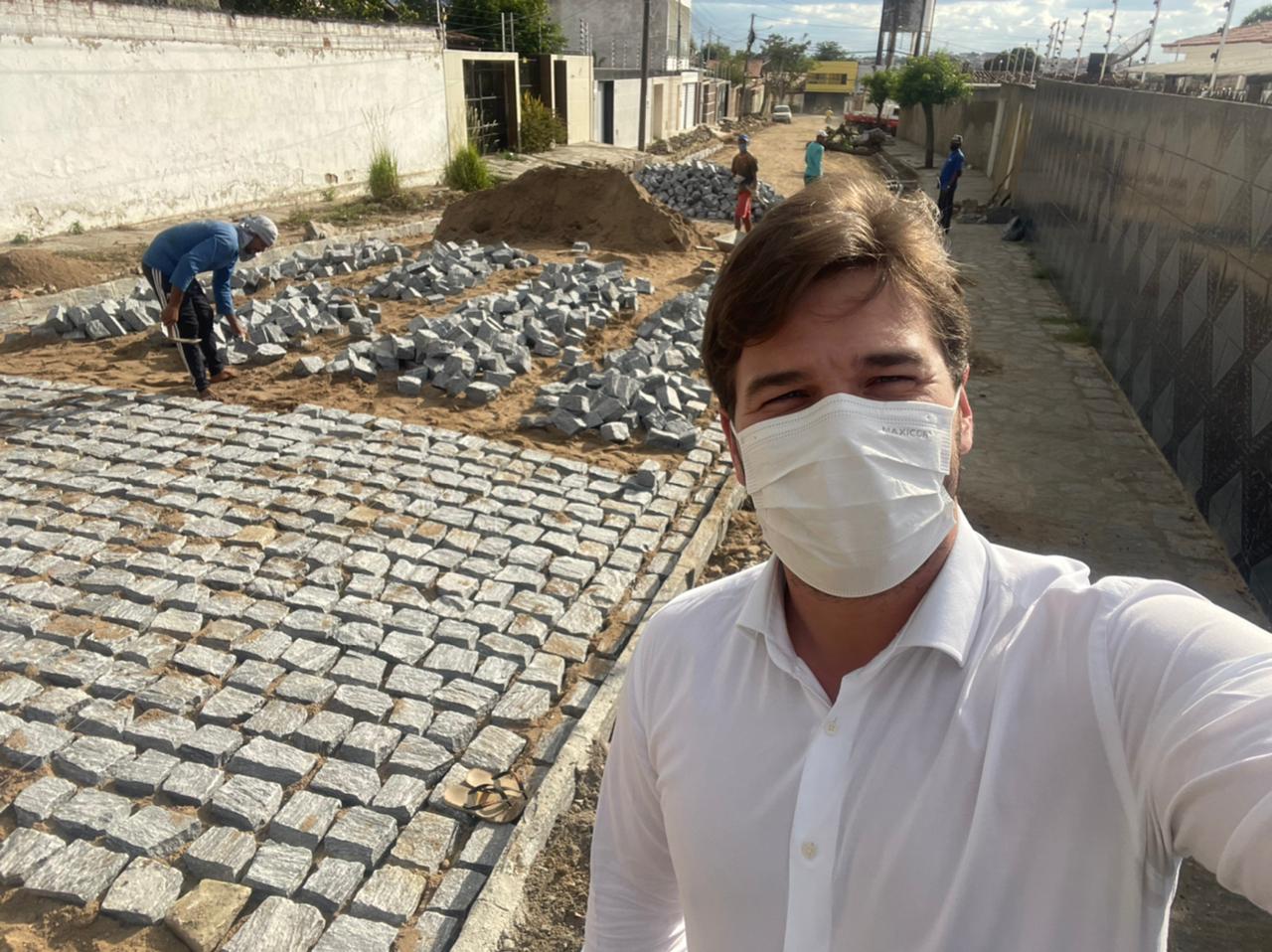 INFRAESTRUTURA URBANA: Bruno vistoria pavimentação de ruas no bairro Presidente Médici