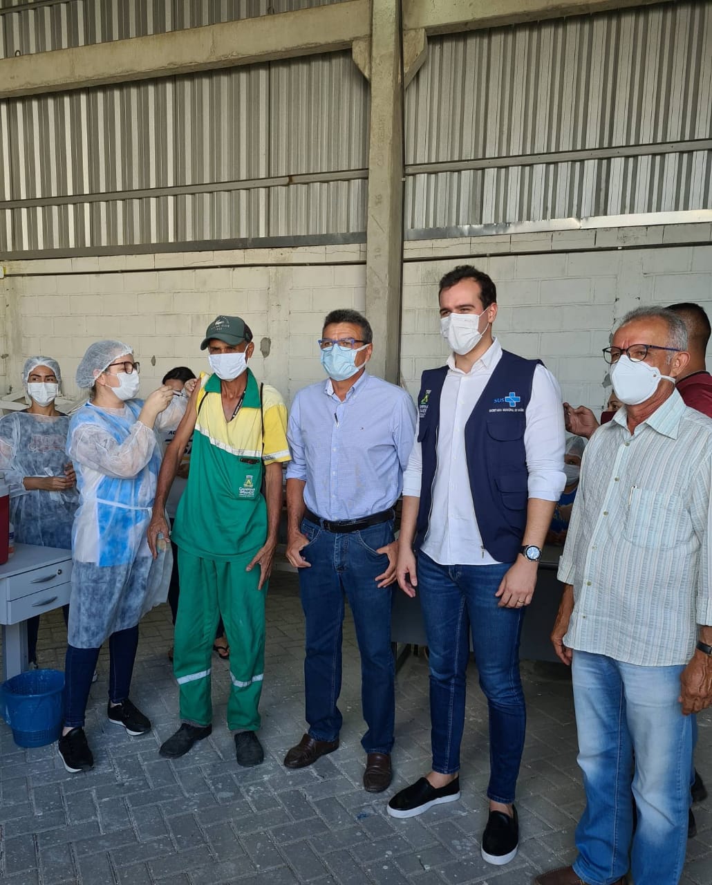 Agentes de limpeza de Campina Grande recebem primeira dose da vacina contra covid