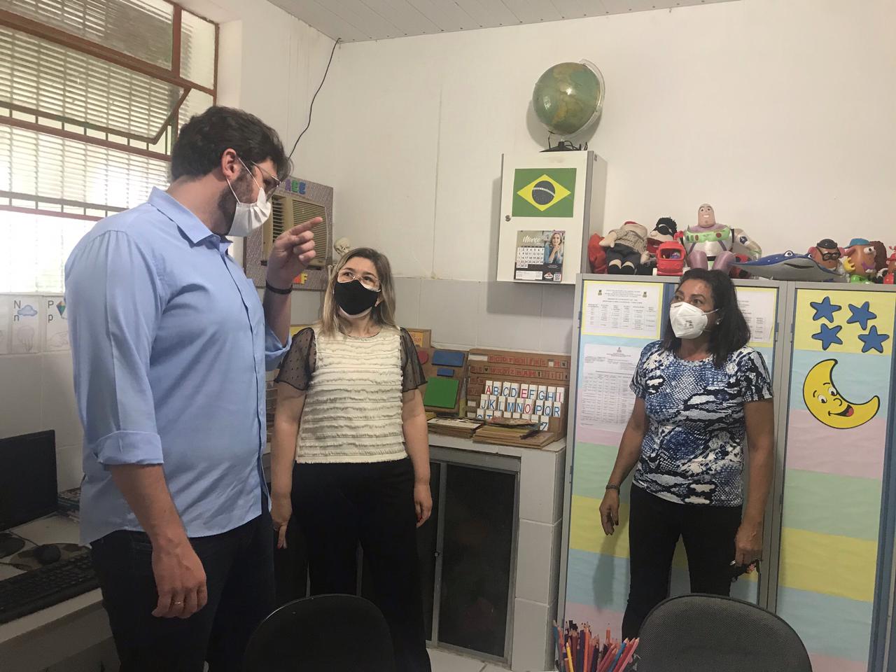 Secretário acompanha vacinação de profissionais da rede municipal de ensino