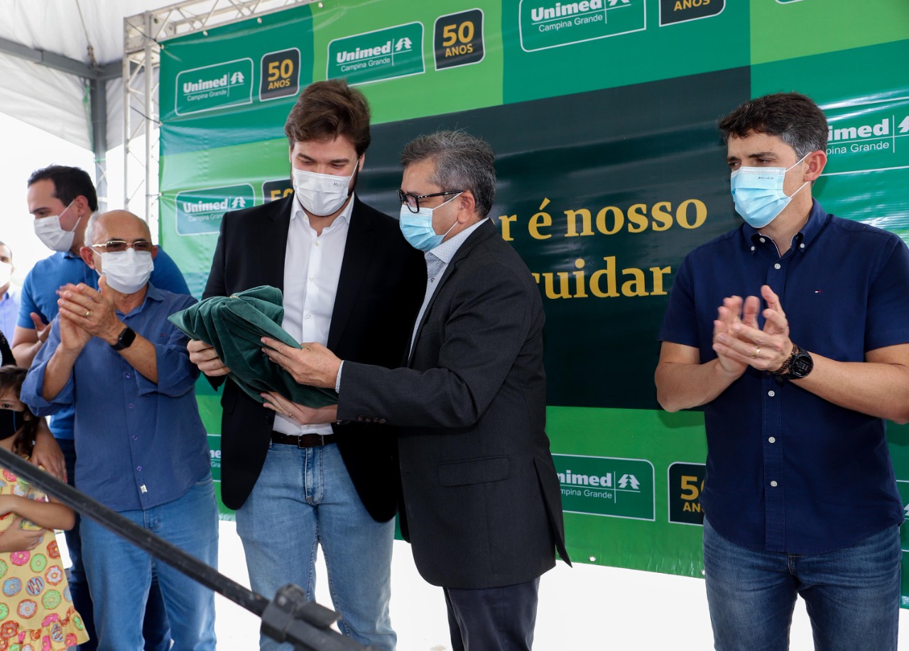 PARCERIA: Bruno prestigia entrega de obra de pavimentação e drenagem executada pelo modelo de parceria
