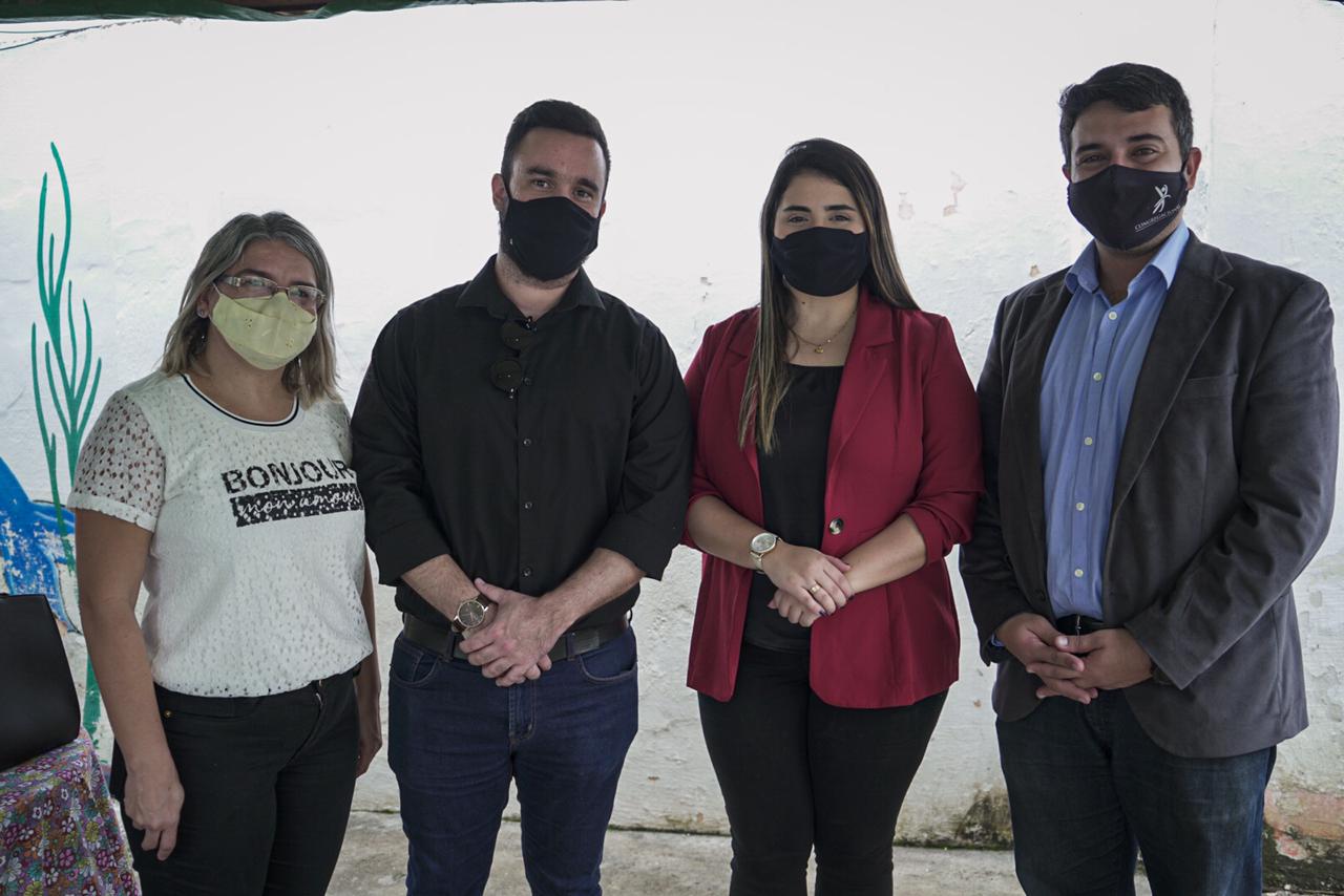 Instituto da Mulher da Paraíba faz doações de kits de higiene para moradoras de rua atendidas pelo Centro Pop da Semas