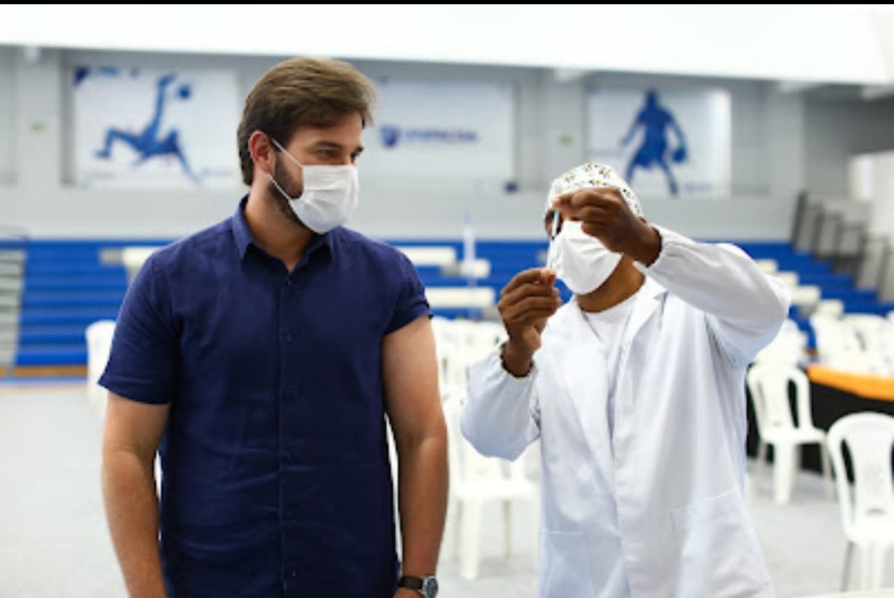 Bruno recebe a segunda dose da vacina, comemora “mais um dia histórico” e homenageia equipes da Saúde de Campina Grande