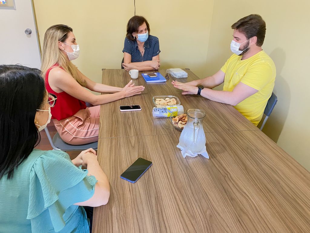 Primeira-dama visita clínica modelo de atendimento a pessoas com autismo, em Itaboraí