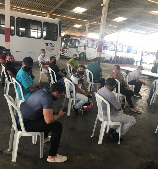 Prefeitura de Campina Grande aplica segunda dose da vacina contra covid-19 em profissionais do transporte público
