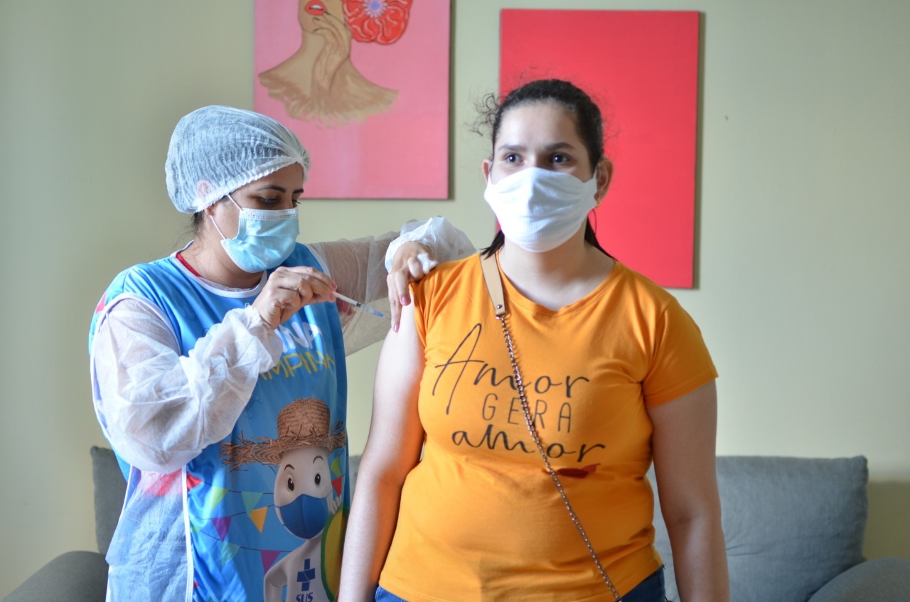Covid-19: Secretaria de Saúde aplica terceira dose para imunossuprimidos nesta segunda-feira