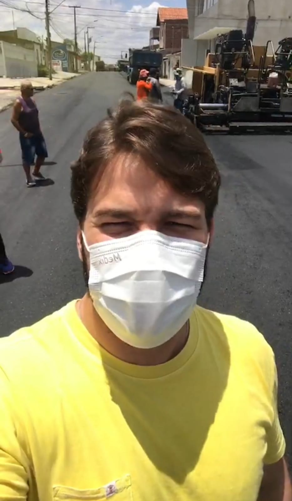 Bruno inspeciona pavimentação de rua e anuncia reforma de escola, no bairro de Bodocongó