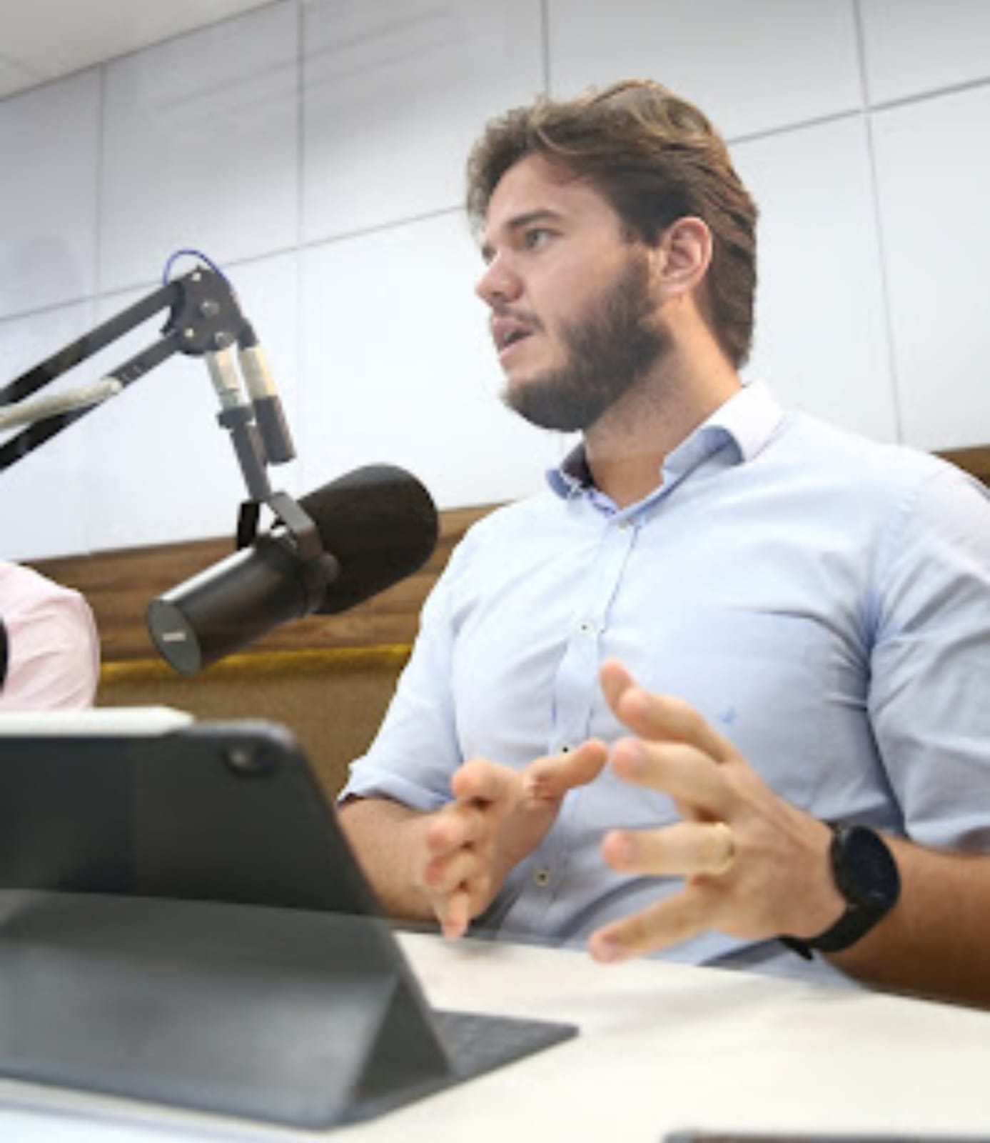 Bruno anuncia equiparação salarial entre professores contratados e efetivos, distribuição de computadores e investimentos de R$ 40 milhões na construção e reformas de escolas