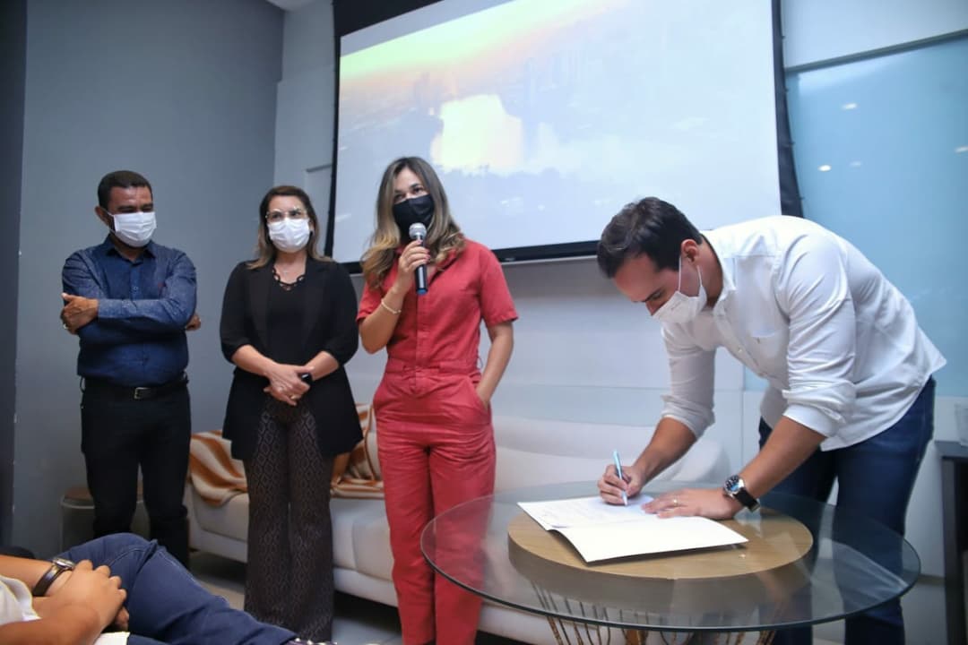 Lucas Ribeiro assina decreto regulamentando Fundo Municipal de Turismo de Campina Grande