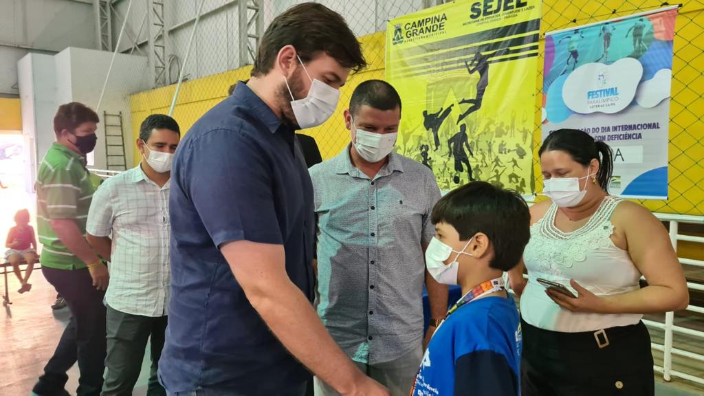 No Parque da Liberdade, Bruno homenageia representantes de Campina Grande nas Paralimpíadas Escolares 2021