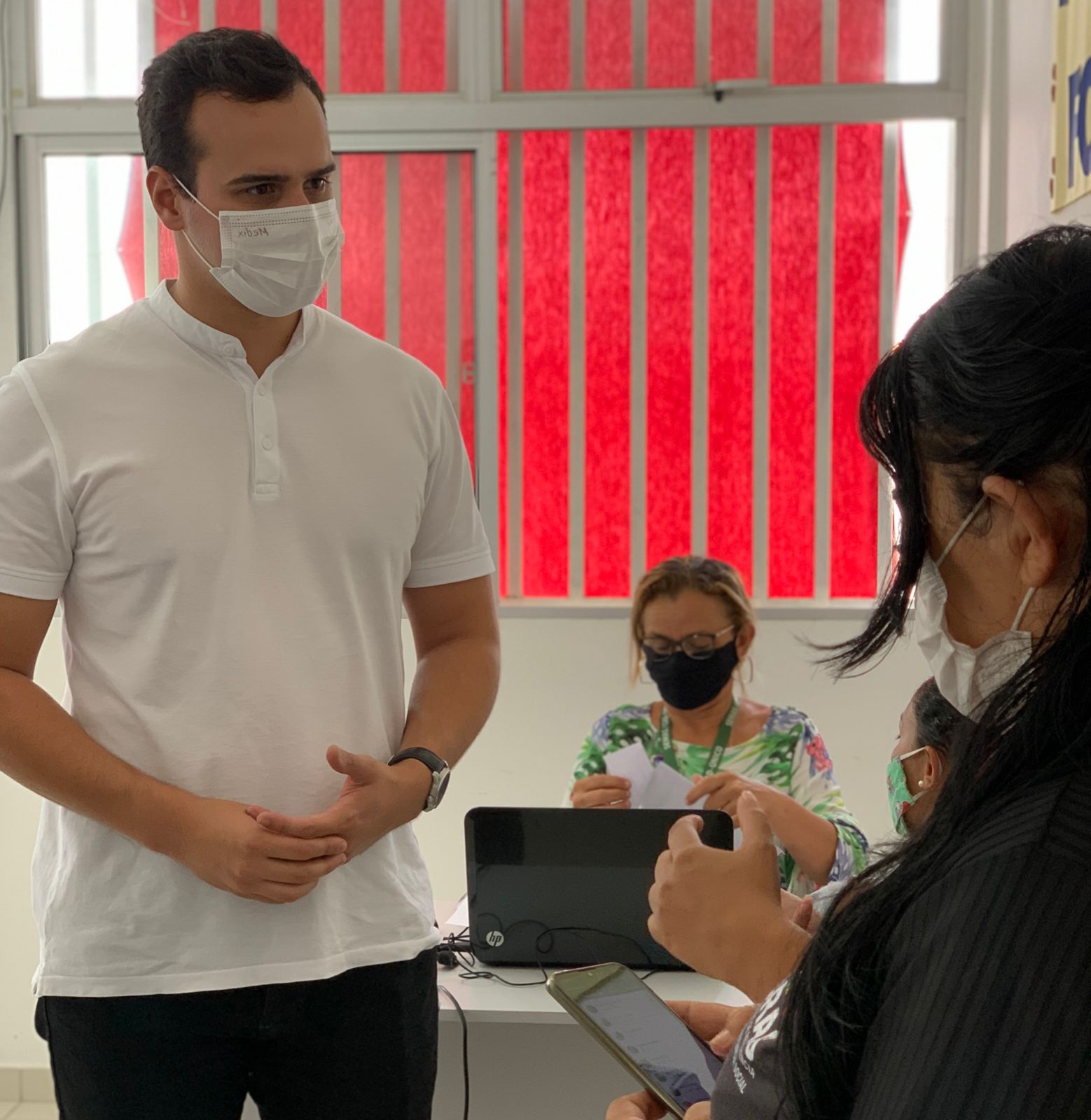 Em visita ao Aluízio Campos, vice-prefeito acompanha trabalho do CadÚnico