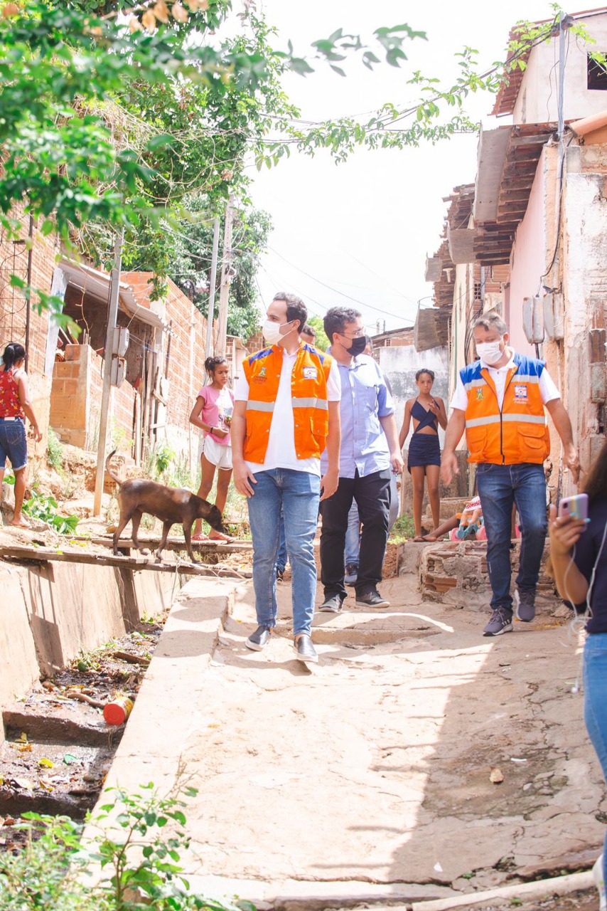 Força-tarefa da Prefeitura visita áreas de risco e adota medidas preventivas em pontos críticos em bairros de Campina Grande