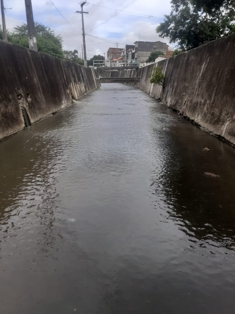 Prefeitura de Campina Grande intensifica trabalho de higienização e limpeza de ruas e canais do Município