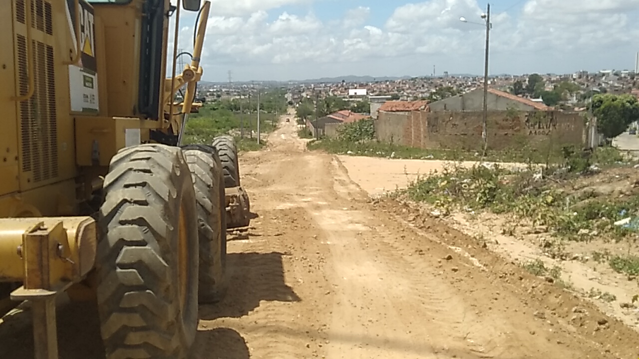 Prefeitura recupera estradas vicinais e ruas sem pavimento na zona rural de Campina Grande