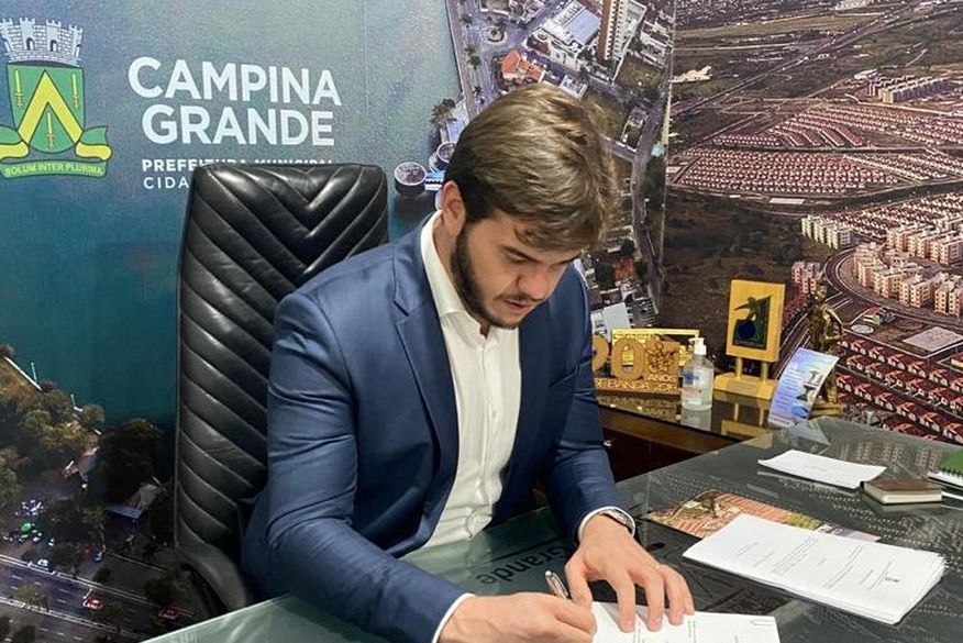 Bruno assina decreto que faculta uso de máscaras em locais abertos, em Campina Grande