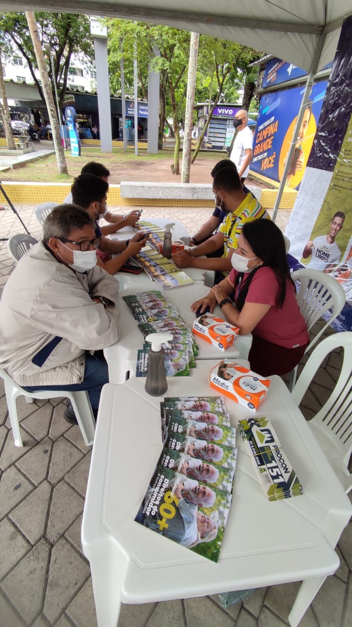 Procon de Campina Grande presta atendimento na Praça da Bandeira e distribui material informativo, no Dia do Consumidor
