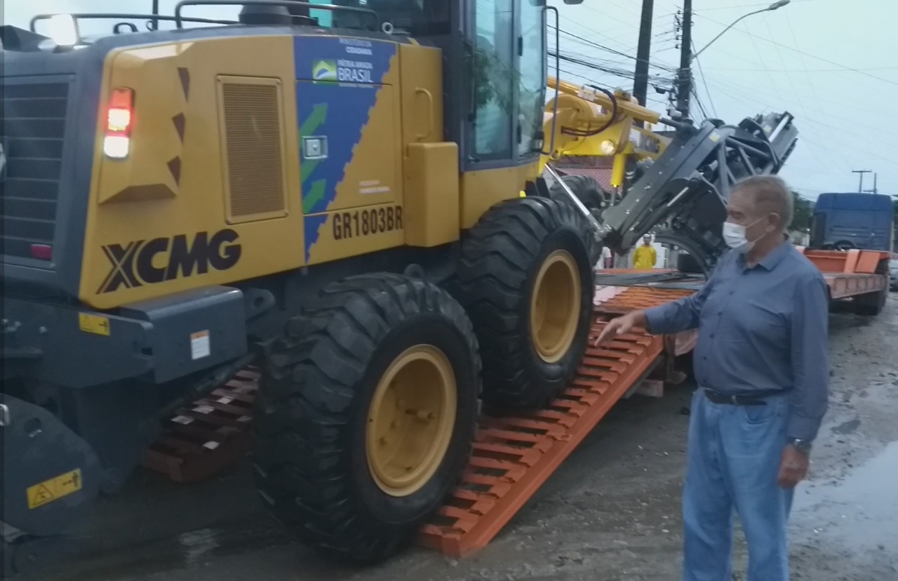 Prefeitura adquire máquina para recuperar e abrir novas estradas na zona rural de Campina Grande