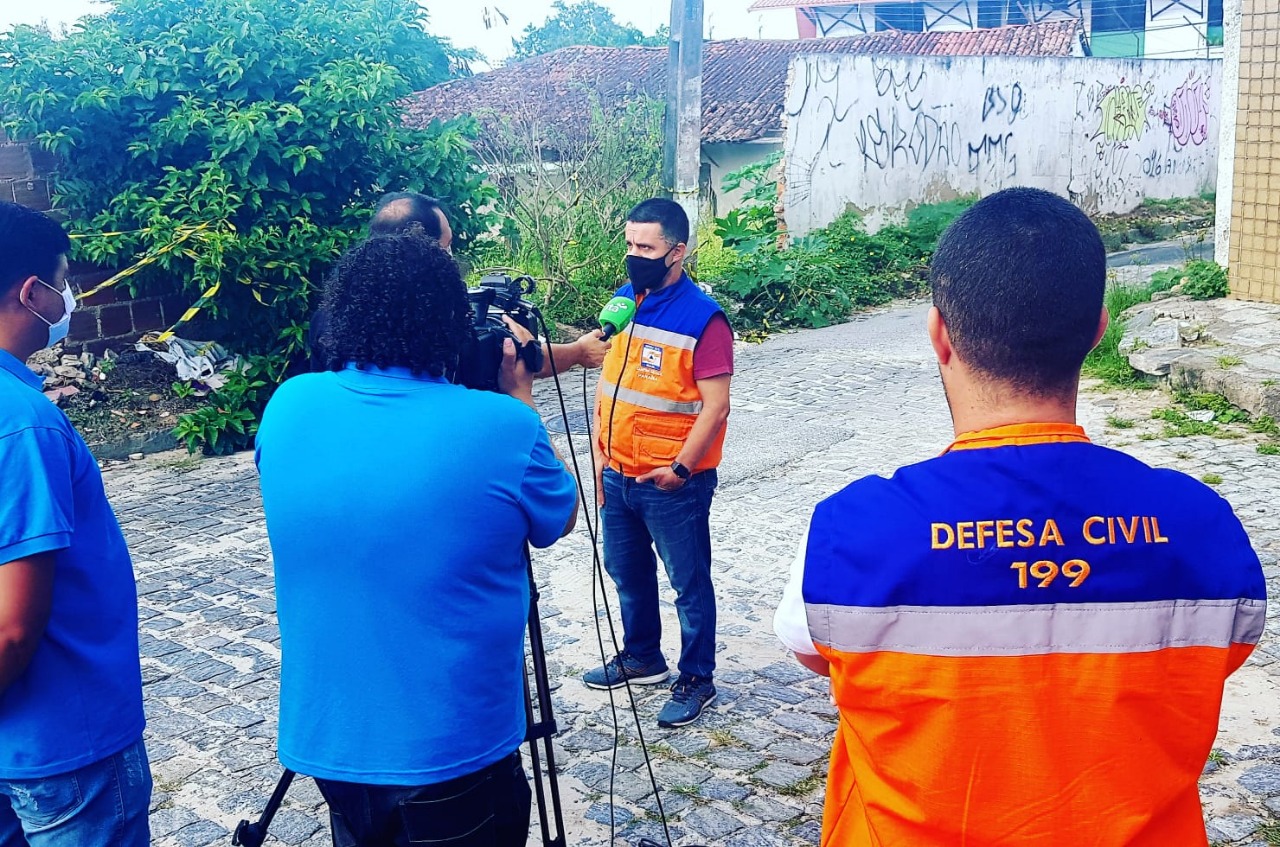 Risco de desabamento de muro leva Defesa Civil de Campina a interditar parcialmente a rua Siqueira Campos