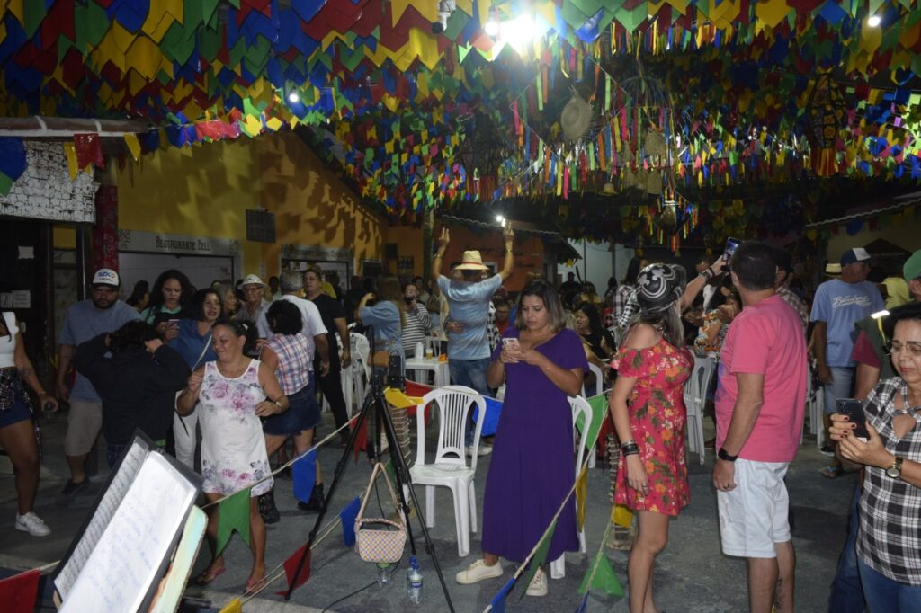 Momentos antes da largada para o Maior São João do Mundo, Capilé leva grande público à Vila do Artesão