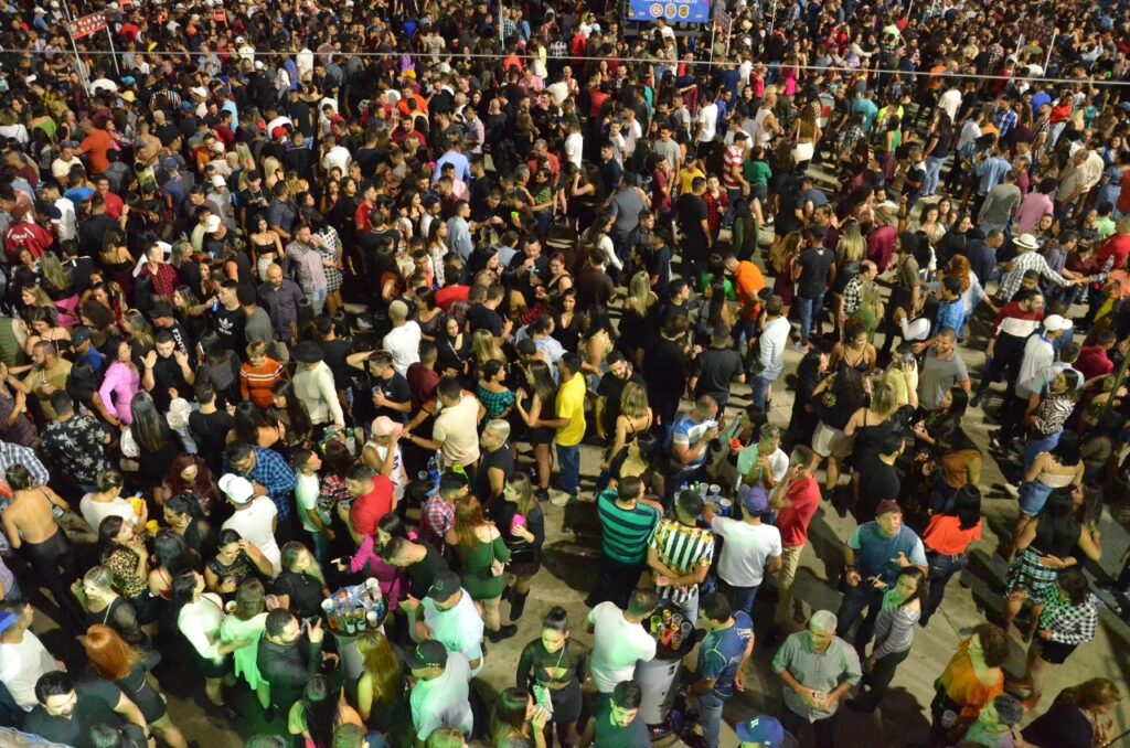 Público chega cedo para a abertura do Maior São João do Mundo