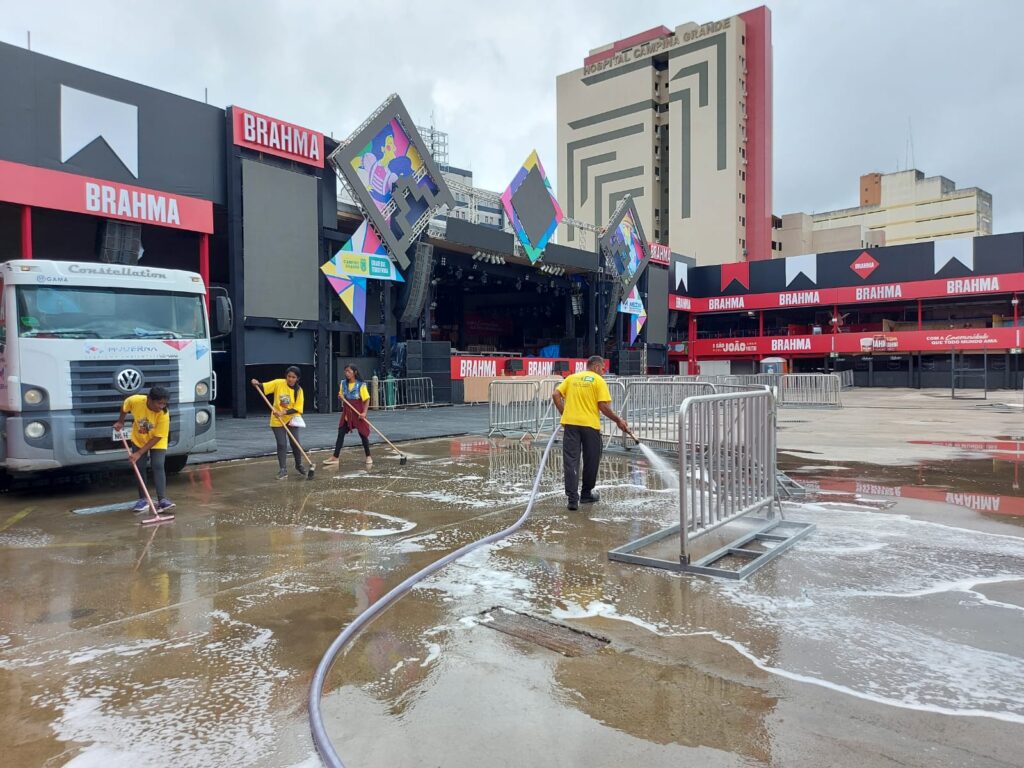 O MAIOR SÃO JOÃO DO MUNDO: Equipes de limpeza agem rápido e deixam Parque do Povo pronto para o segundo dia de festa