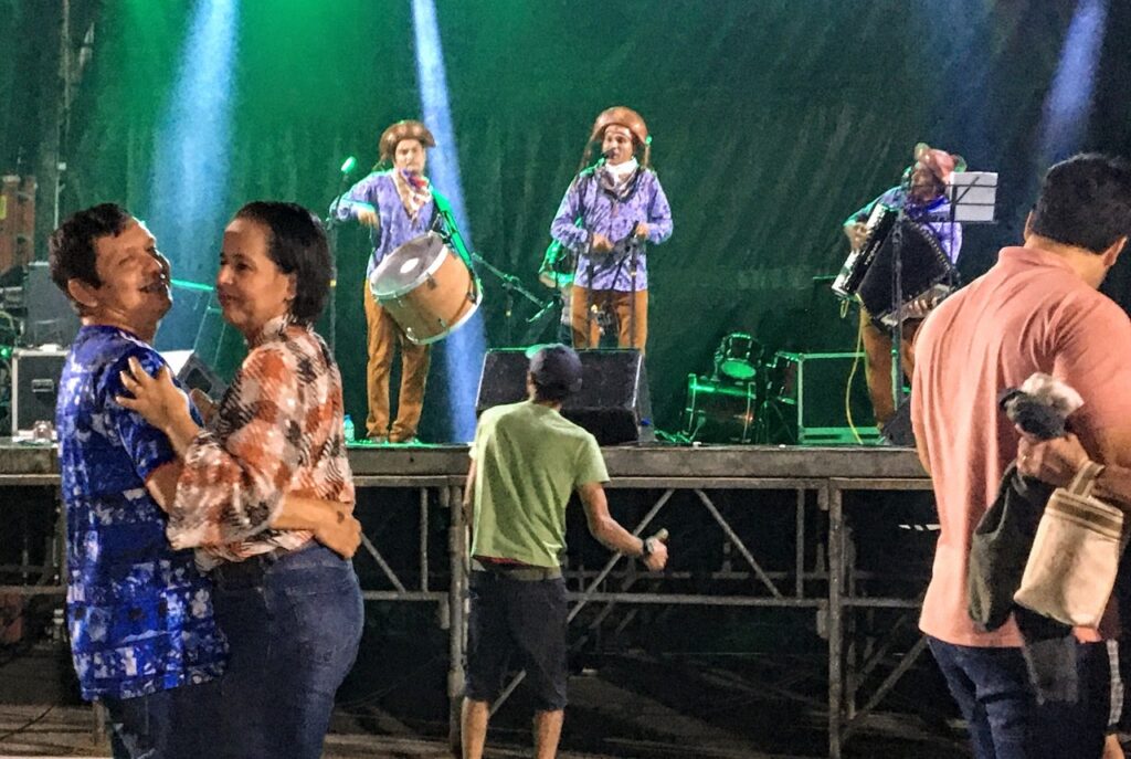Palco Biliu de Campina apresentou trio de forró e concerto junino na Noite dos Namorados
