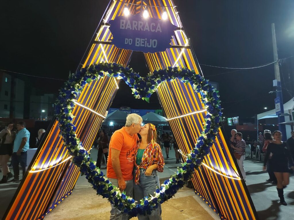 Maior São João do Mundo: Casais aproveitam noite dos namorados no Parque do Povo