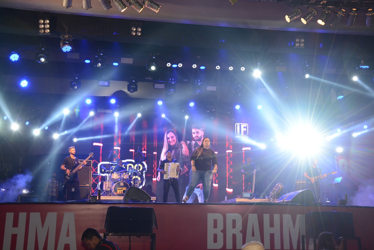 Banda Forró do Nosso Jeito abre a sexta noite do Maior São João do Mundo