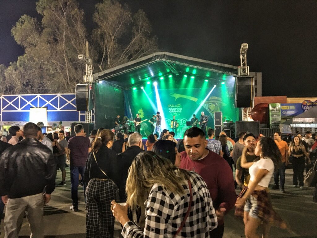 Palco Biliu de Campina lotou em plena quinta-feira com quatro atrações de forró pé-de-serra