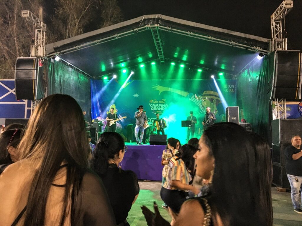 O MAIOR SÃO JOÃO DO MUNDO: Atrações nas Palhoças e Pirâmide do Parque do Povo garantem o arrasta-pé nesta segunda-feira