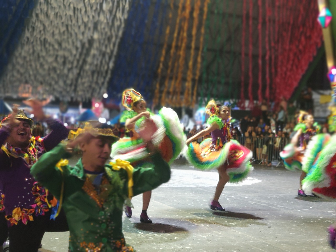 MAIOR SÃO JOÃO DO MUNDO: pirâmide recebe apresentações de dança na noite de São Pedro