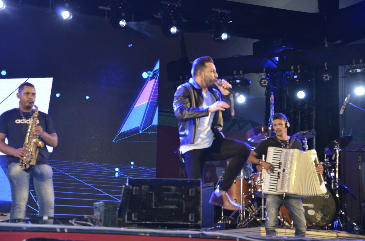 Forró 3×4 abre noite de festa com mistura de forró e piseiro no Parque do Povo