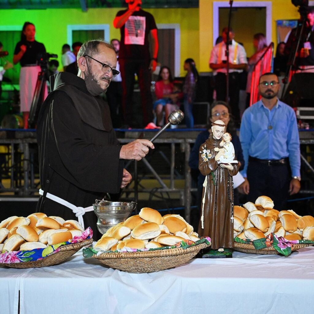 Projeto Fé & Cultura: Benção dos Pães de Santo Antônio movimentou noite de segunda-feira, na Pirâmide do Parque do Povo