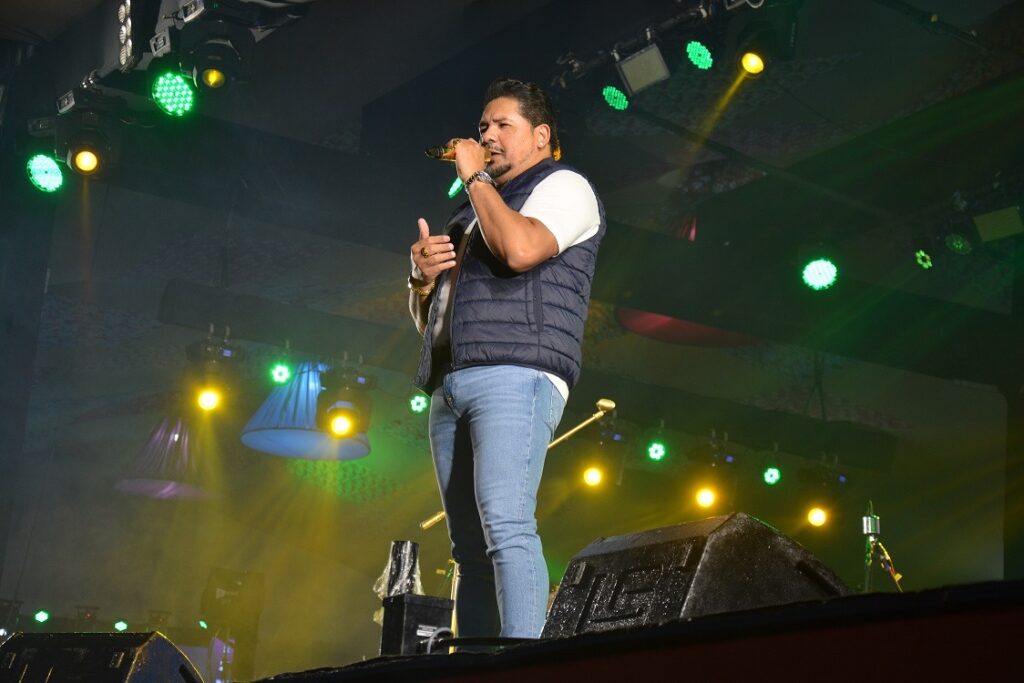 Zezo faz show repleto de sucessos na segunda noite d’O Maior São João do Mundo