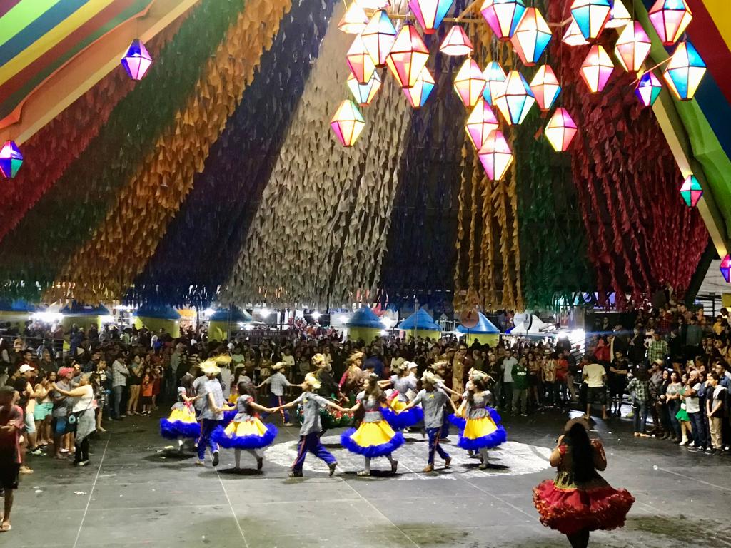 O MAIOR SÃO JOÃO DO MUNDO: Em mais uma noite de festa, Pirâmide do Parque do Povo expressa cultura por meio da dança