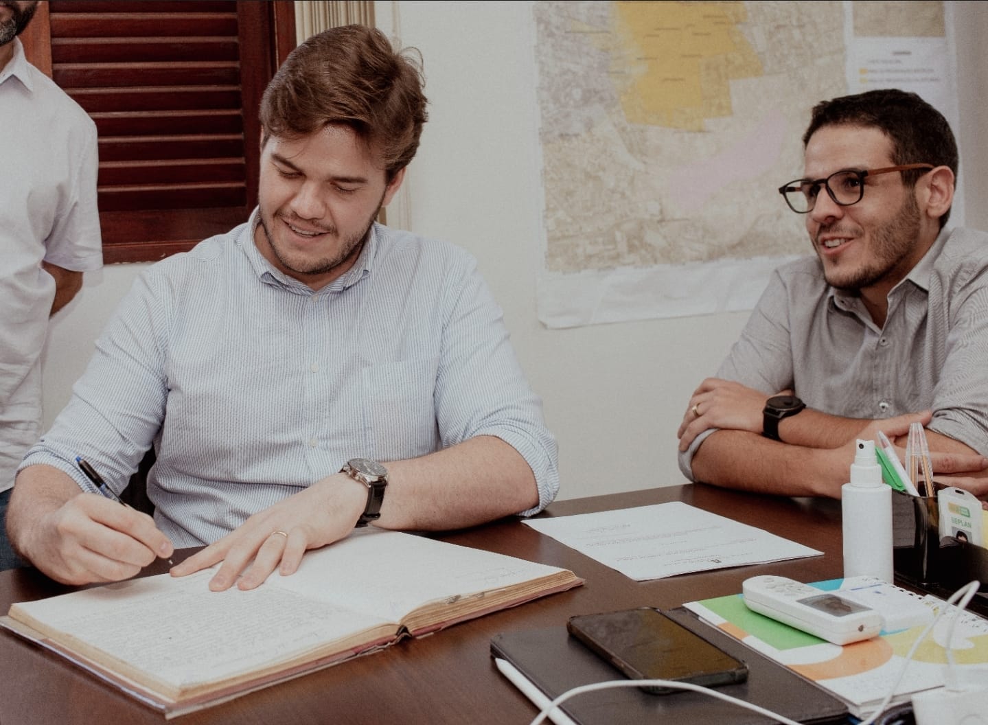 Após primeira reunião de trabalho com o novo secretário Joab Machado, Bruno empossa auxiliar como titular da Secob