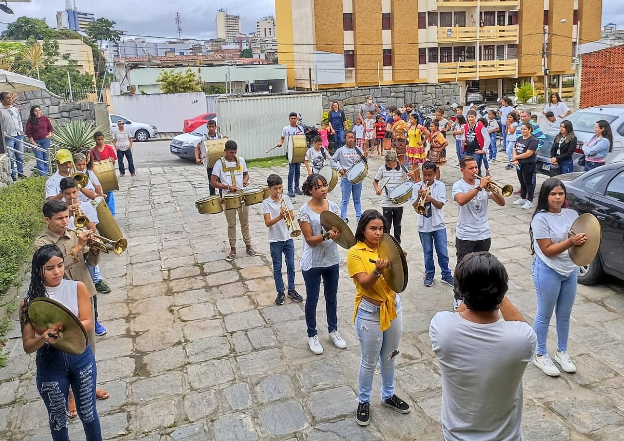 Banda Fanfarra da Prefeitura de Campina Grande realiza apresentação surpresa na sede da Semas