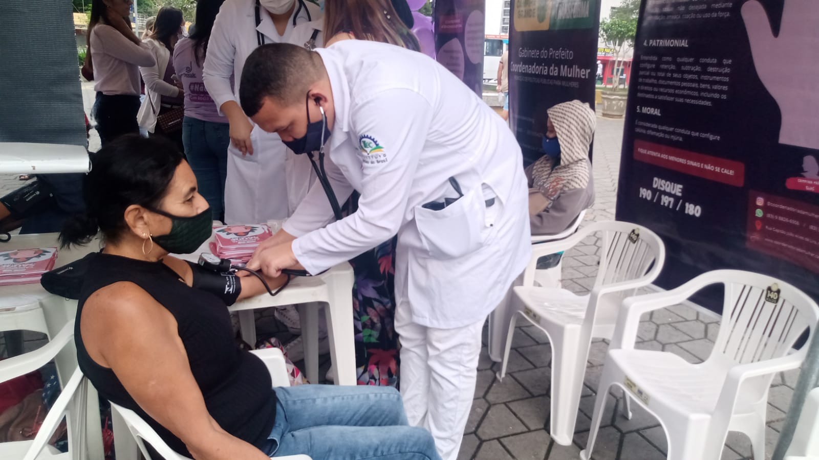 Prefeitura de Campina Grande promove na Praça da Bandeira serviços oferecidos pela Coordenadoria da Mulher, em alusão ao Agosto Lilás