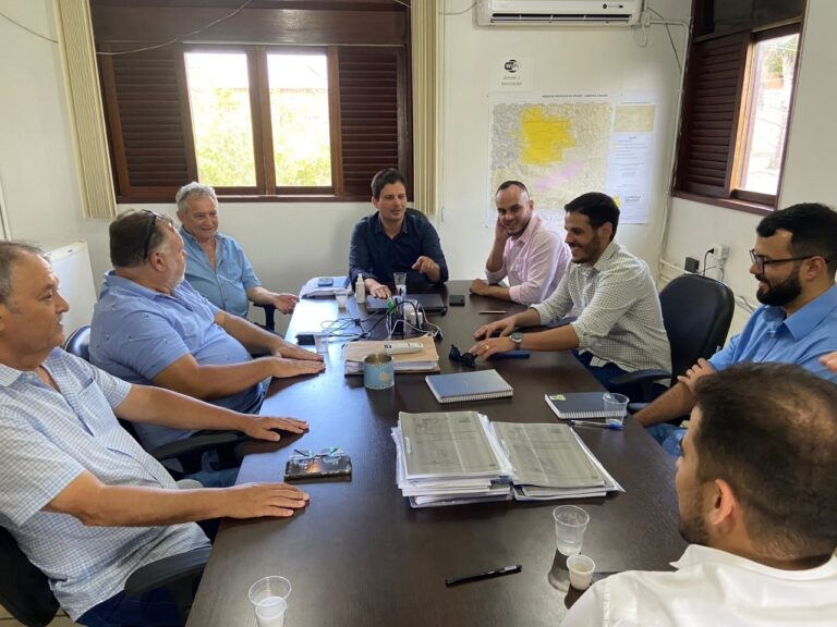Secretaria de Planejamento entrega projetos finais da Avenida Plínio Lemos à Secretaria de Obras