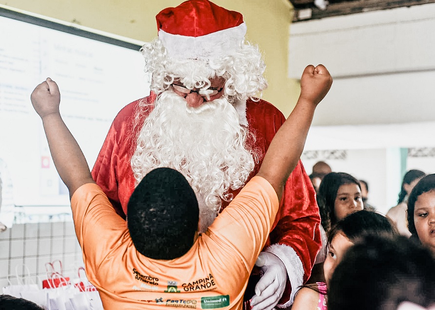 Mais de 300 estudantes da Rede Municipal recebem presentes do projeto ‘Papai Noel nas Escolas’ em Campina Grande