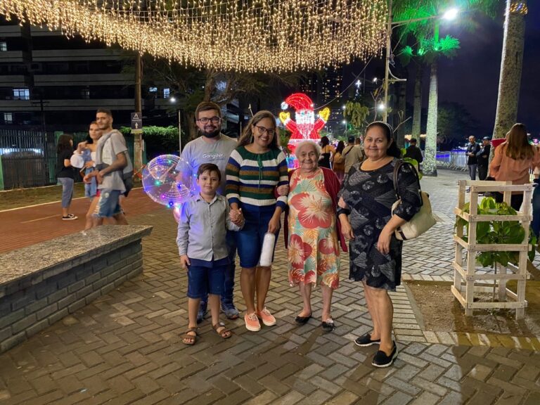 Decoração natalina atrai famílias em véspera de Natal em Campina