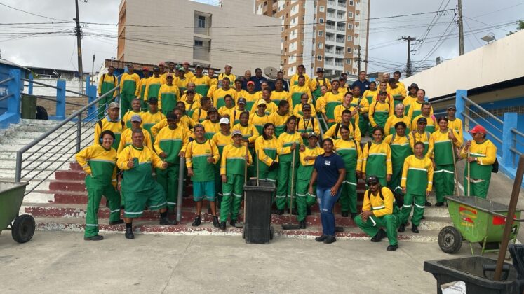 Prefeitura de Campina Grande distribui fardamentos e Epis com os agentes de limpeza